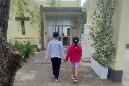 La niña junto a un amigo