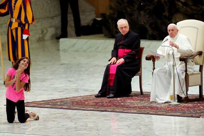 La niña también bailó delante de Francisco