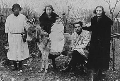 La niñera y Carmen Antinucci, la mujer de Arlt, con su pequeña hija Mirta, el escritor y su hermana Lila