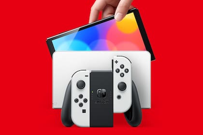 La Nintendo Switch OLED tiene las mismas dimensiones que el modelo original, pero incluye una pantalla más grande, de 7 pulgadas, gracias a la reducción de los marcos