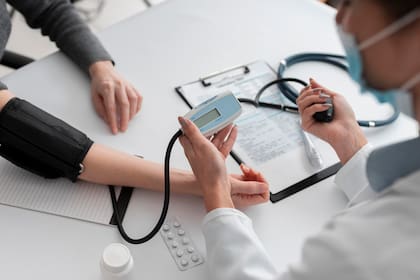 La no renovación de ACA afectará principalmente a los hogares con ingresos entre el 100% y el 400% del nivel federal de pobreza