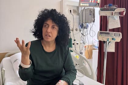 La Nobel iraní Narges Mohammadi en un hospital en Teherán, el 10 de mayo