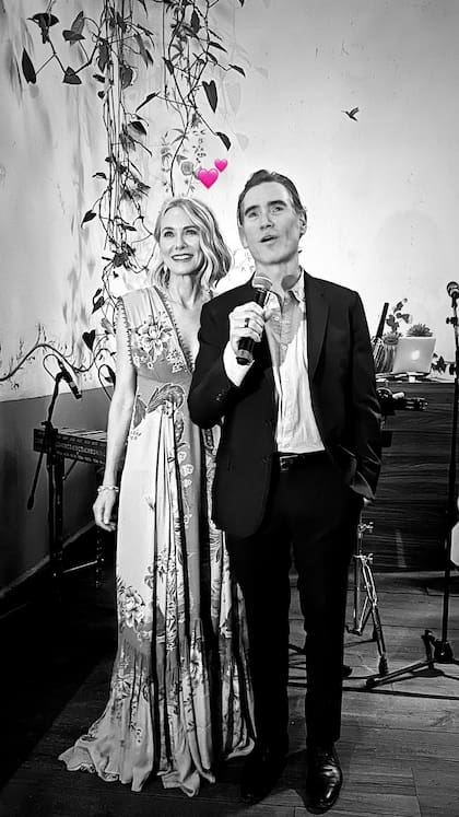 La noche anterior al enlace, la pareja brindó con unos pocos. Para ese momento, ella optó por un vestido floreado.