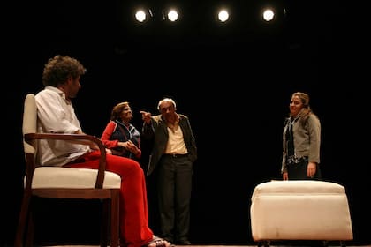 "La noche canta sus canciones" se dio en 2008, con dirección de Daniel Veronese; en escena, Diego Gentile, Elvira Onetto, Luis Gasloli y Eugenia Guerty