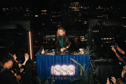 La noche cerró con un DJ Set de Emilia Attias.