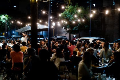 La noche de este jueves fue tal vez la última en las calles para muchos, por los próximos 15 días. FOTOS: TOMAS CUESTA