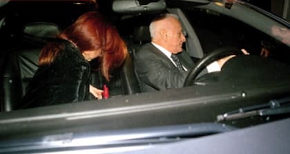 La noche de la cena: Andrea del Boca y Sofovich, a la salida del restaurante en Recoleta. Foto: Revista GENTE