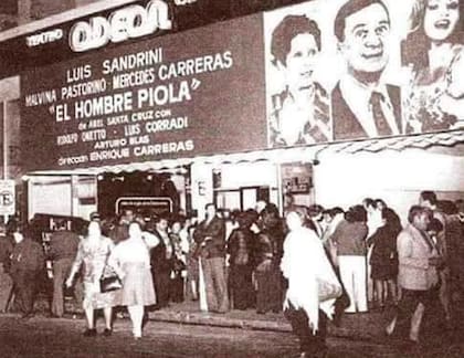 La noche de la inauguración del Teatro Odeón, sala que durante años fue transitada por los grandes de la escena nacional