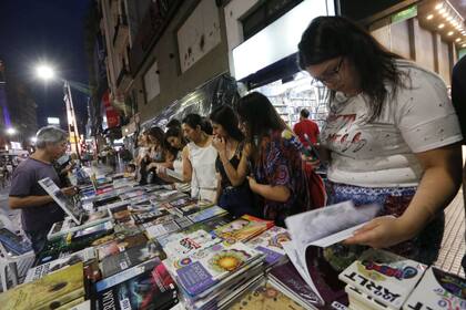 La Noche de las librerías convoca multitudes en el centro porteño