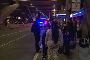 La noche de Navidad se produjo un enfrentamiento en la terminal 4 del aeropuerto internacional Sky Harbor de Phoenix, en un restaurante de pre-seguridad, donde tres personas fueron disparadas y otra apuñalada.