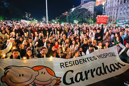 La noche de velas en el Obelisco, organizada por los trabajadores del Hospital Garrahan
