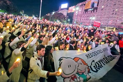 La noche de velas en el Obelisco organizada por los trabajadores del Hospital Garrahan