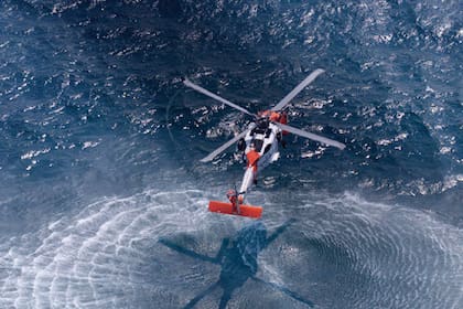 La noche del 16 de julio de 1999, el Piper Saratoga que piloteaba John John (con su mujer y su cuñada) se cayó en el mar, a 12 kilómetros de Martha’s Vineyard. Un día después del
accidente, un helicóptero de la Guardia Costera sobrevuela el océano en busca de los restos de John y de las hermanas Bessette, Carolyn y Lauren.