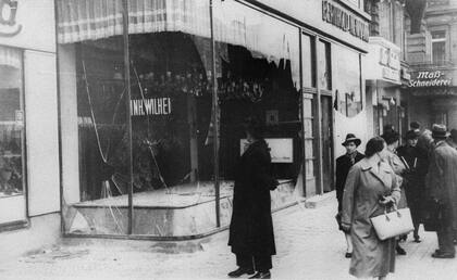 La noche del 9 de noviembre de 1938, las tropas de las SA, una de las fuerzas paramilitares del Partido Nacionalsocialista Alemán, destruyeron miles de negocios pertenecientes a propietarios de religión judía y sinagogas