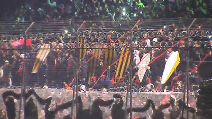 La noche del banderazo de Newell''s, con los ataúdes de Central