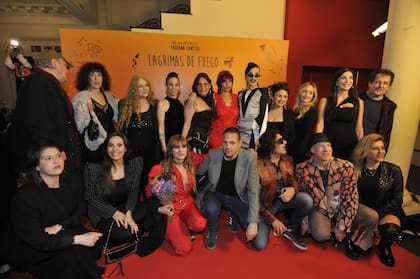 La noche del estreno estuvo llena de emociones y sonrisas. La protagonista posó junto a todo el equipo de la película y se mostró feliz y orgullosa al recibir a amigos, actores y músicos que formaron parte de su vida y su carrera.