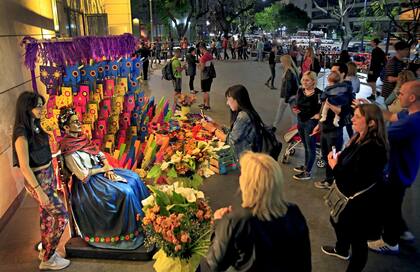 La noche del Malba: en la maratón anual por los museos porteños, que también alcanzó su techo de convocatoria con un millón de personas, la muestra de arte mexicano sentó a Frida en un altar de color y celebración.