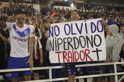 La noche en que Zárate volvió a la cancha de Vélez con la camiseta de Boca: lo trataron mal