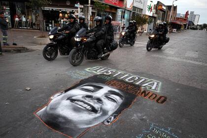 Una pintada en el suelo de la avenida 3 reclama justicia por Fernando Báez Sosa