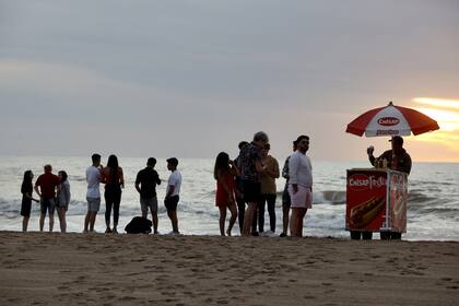 Los jóvenes tuvieron que superar varios controles para llegar a la playa en el amanecer