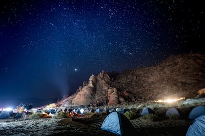 La noche estrellada es perfecta para las postales, pero no la disfrutaron mucho los competidores, entre el cansancio, las incomodidades y la preocupación por rendir bien al día siguiente.