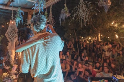 “La noche existe, pero no es forzada: se vive hasta un punto justo, sin interferir con volver al mar al día siguiente y aprovechar el ciclo natural del lugar”, dice Romero Malevin, uno de los dueños de AFT