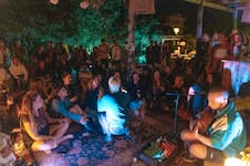 Sunsets, afters y fogones: qué suena y qué se come en Chapadmalal cuando baja el sol