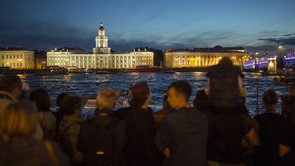 La noche nunca cae sobre San Petersburgo en el verano; una atmósfera más hedonista que en Moscú coloreará la fiesta del Mundial en la ciudad, que tiene el estadio más caro