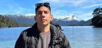 La noche previa al choque había ido a bailar con un vecino y a eso de las cinco salieron, en medio de la lluvia. Ambos iban en moto, sin casco, volviendo para el barrio de Boedo. “Recuerdo que desperté en el Hospital Durand, en la camilla. Me saqué una selfie, la subí a Facebook, y me desmayé. ¡Una locura!”.