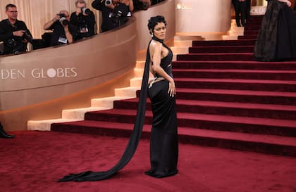 La nominada a mejor actriz por su papel en Una batalla tras otra Teyana Taylor fue una de las más osadas de la noche: eligió un vestido halter de Schiaparelli que esculpió aún más su figura. ¿El detalle? Un lazo de cristales sobre la cola