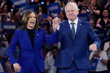 La nominada presidencial demócrata y vicepresidenta, Kamala Harris, y su compañero de fórmula, el gobernador de Minnesota Tim Walz, se presentan en el Fiserv Forum en un mitin de campaña en Milwaukee, el martes 20 de agosto de 2024. (AP/Jacquelyn Martin)