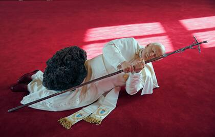 La Nona Ora, instalación que muestra al Papa Juan Pablo II aplastado por un meteorito y fue vendida por tres millones de dólares, es una de las obras por las cuales Daniel Druet demandó a Cattelan
