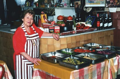 La Nonna, con las bandejas para el Antipasto