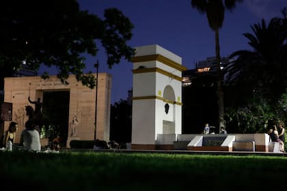 La noria de la quinta de los Lezica y el monumento a Bolívar, dos íconos del Parque Rivadavia