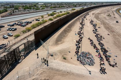 La normativa destaca que toda persona que ingrese a Texas desde un país extranjero y fuera de los caminos legales, está cometiendo una infracción