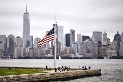 La normativa migratoria restringe el asilo a quienes crucen ilegalmente y establece estándares más altos para casos de persecución o tortura