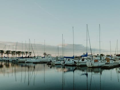 La normativa otorga a los gobiernos locales la facultad de emplear oficiales de cumplimiento de códigos para gestionar y sancionar infracciones relacionadas con embarcaciones abandonadas