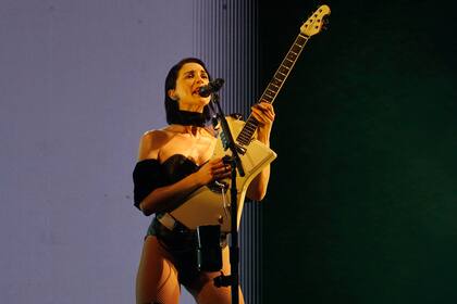 La norteamericana St Vincent llenó el escenario de buena música y glamour en una noche inmejorable