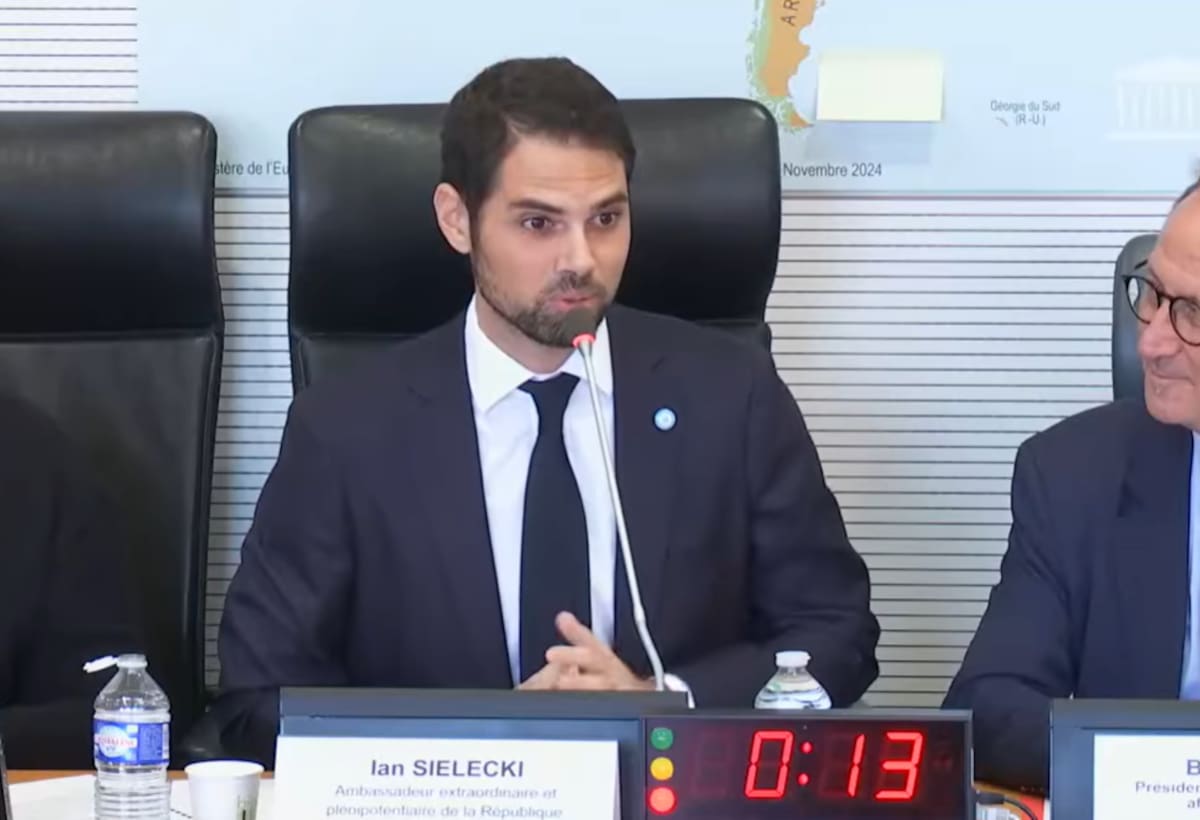 Quem é Ian Cielecki, embaixador da Argentina na França, que interrompeu a exposição para proteger as Malvinas