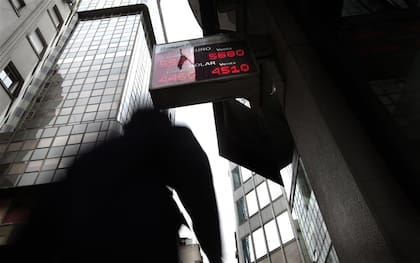 Moody's proyecta que la inflación se mantendrá alta en el año, arriba de 100%