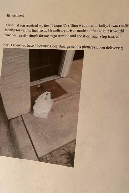 La nota que la usuaria "Basic Baby" pegó en la puerta de la casa de su vecino, donde lo acusa con ironía de haberse robado -y comido- su pedido de delivery