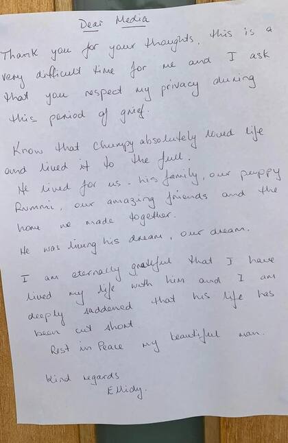 La nota que dejó la novia de Alex Pullin en la puerta de su casa para los medios de prensa