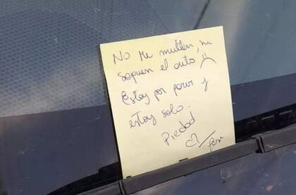 La nota que la mercedeña dejó en el parabrisas del auto.