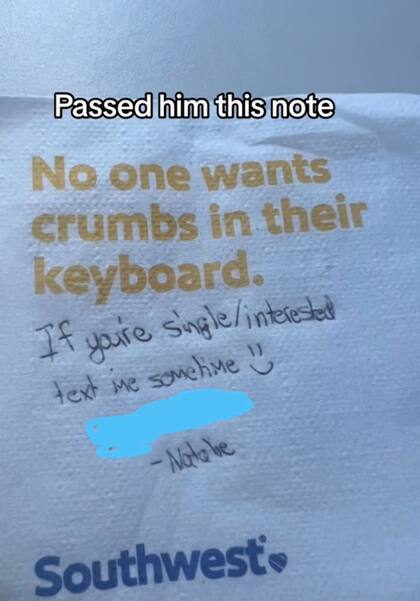 La nota que la pasajera le envió la joven a su compañero de vuelo