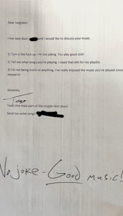 La nota que Todd le dejó a su vecino felicitándolo por la música que escucha. Fuente: Twitter