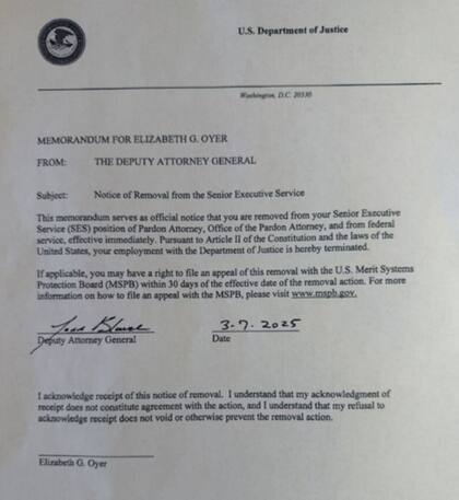 La notificación de despido de Oyer, quien denuncia que la medida se debió a que se negó a restablecer el derecho de armas a Mel Gibson