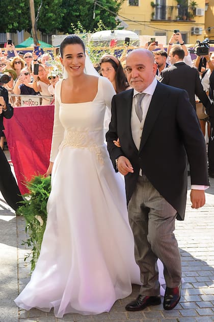 La novia, Bárbara Mirjan, del brazo de su padre, Javier Mirjan, cuando entran a la iglesia Cristo de los Gitanos, el templo sevillano tan significativo para la familia Alba