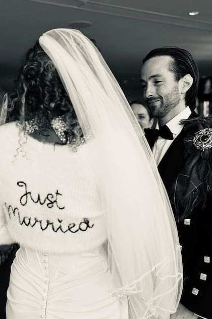 La novia completó
el look con una chaqueta con la leyenda “Just
Married”.