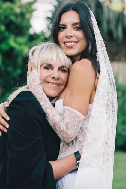 La novia con Claudia Villafañe. La wedding
planner y ex mujer de Diego Maradona mantiene una gran amistad con la
mamá de Pali