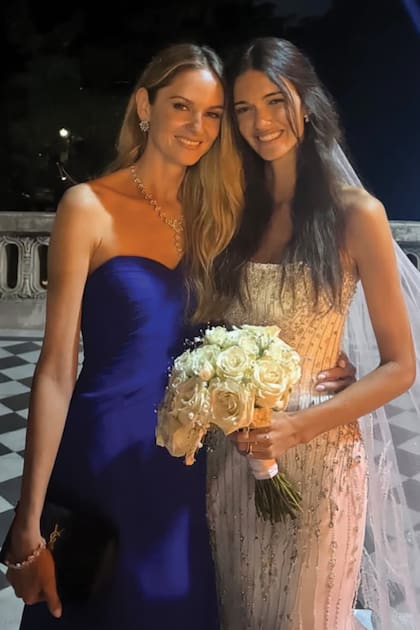 La novia con su madrastra, la brasileña Mauara Mariussi, con quien comparte la pasión por el modelaje.